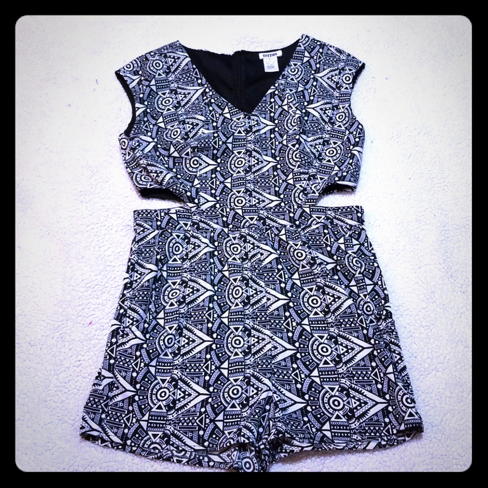 💓Dizzire Black and White Romper💓